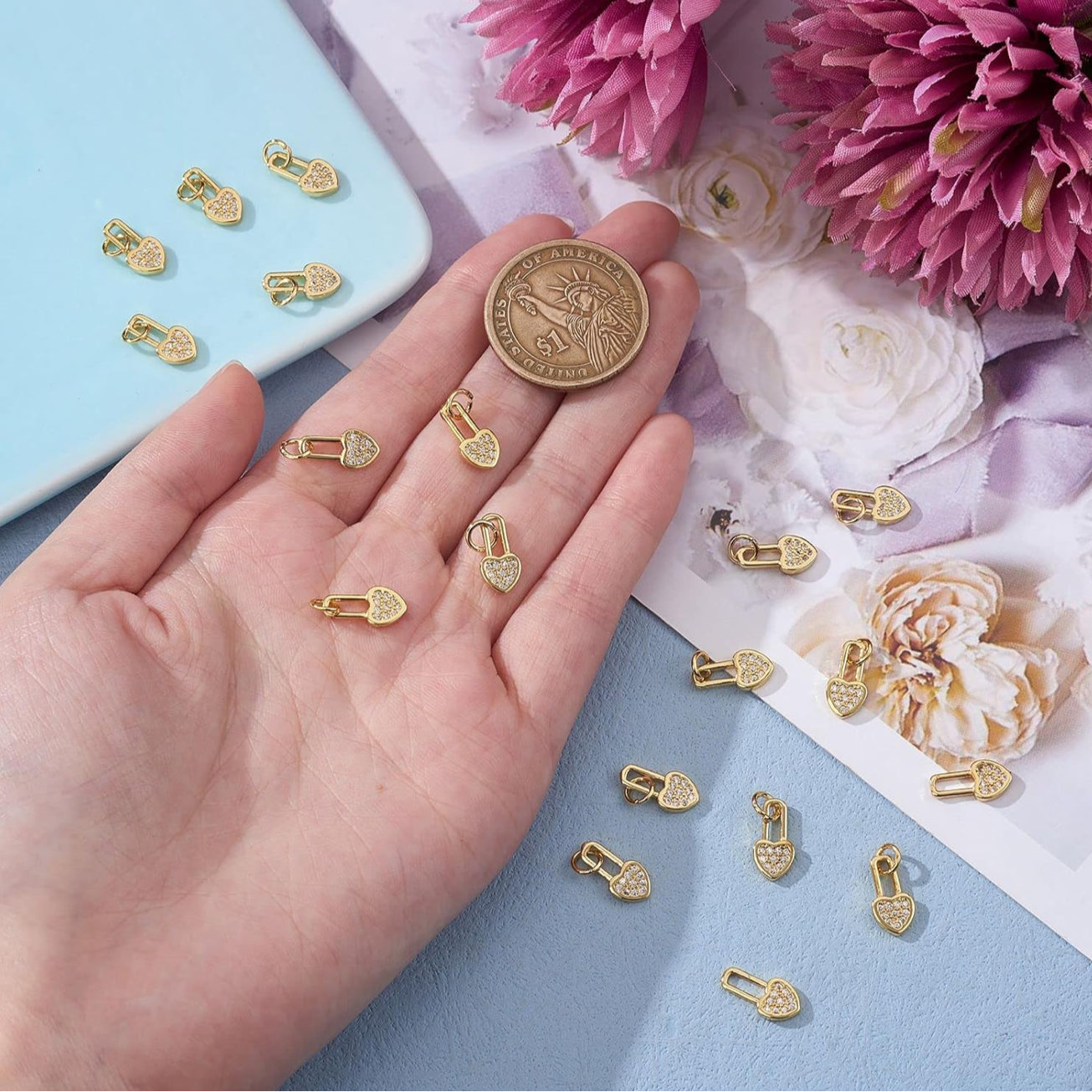 Herzförmiger Schloss-Anhänger mit funkelnden Steinen