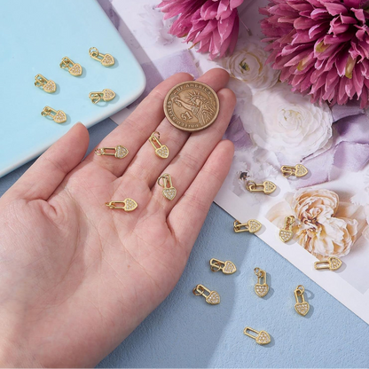 Herzförmiger Schloss-Anhänger mit funkelnden Steinen