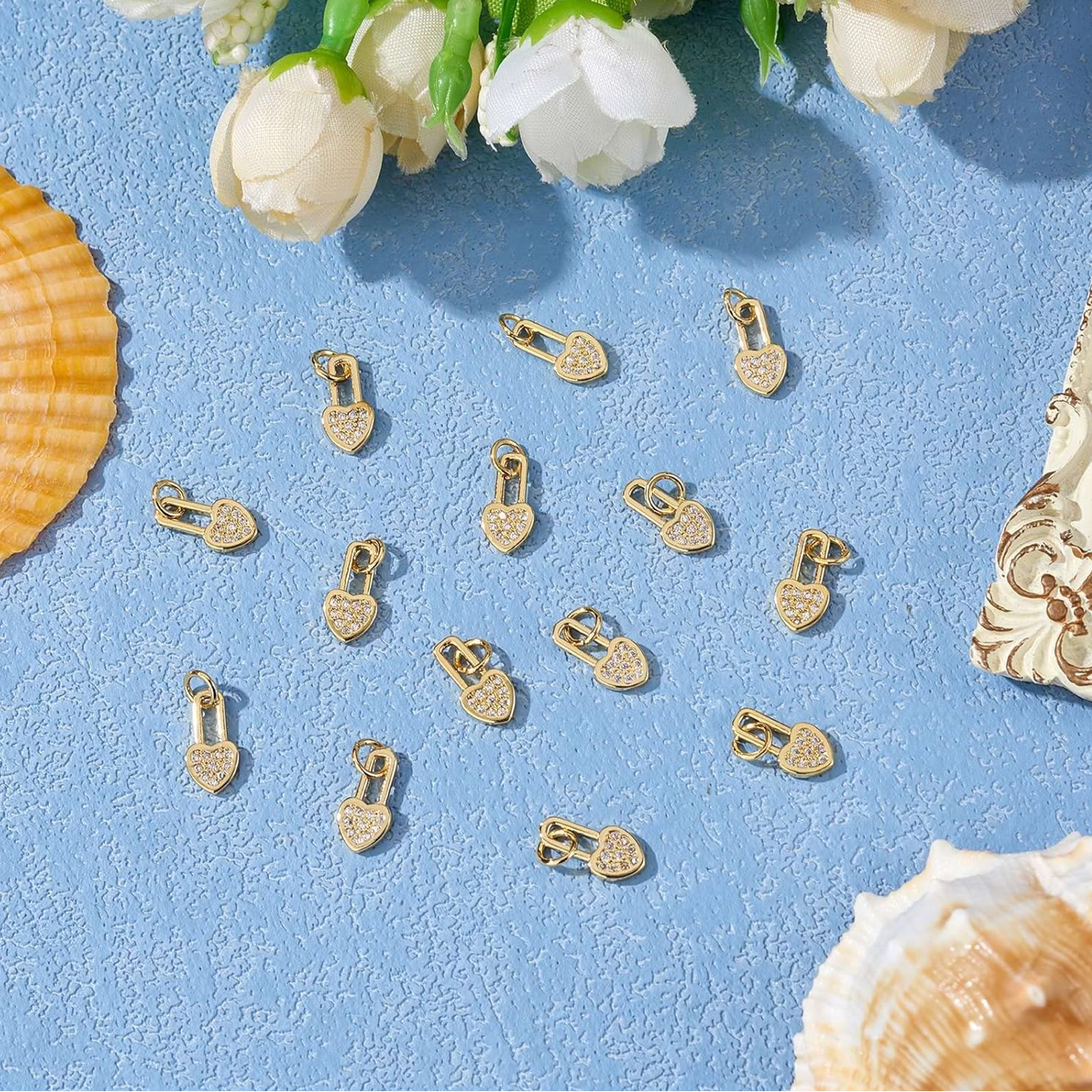 Herzförmiger Schloss-Anhänger mit funkelnden Steinen