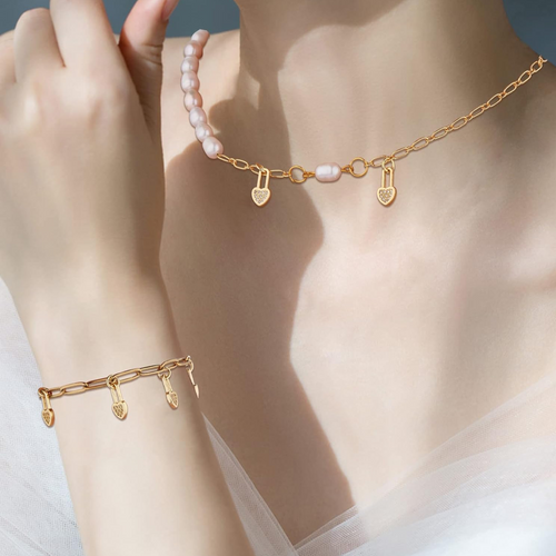 Herzförmiger Schloss-Anhänger mit funkelnden Steinen