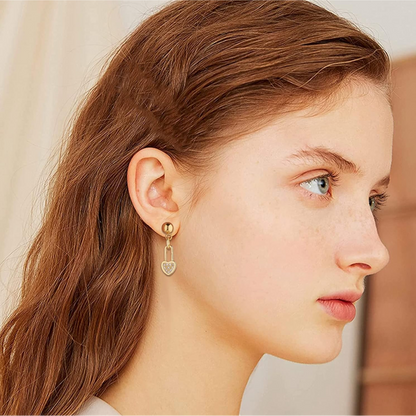 Herzförmiger Schloss-Anhänger mit funkelnden Steinen