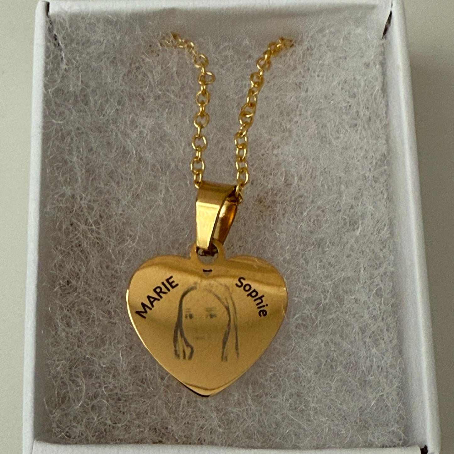 Personalisierter Anhänger in Herzform + Halskette SET