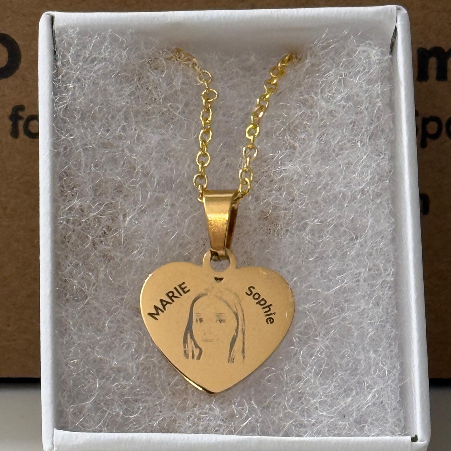 Personalisierter Anhänger in Herzform + Halskette SET